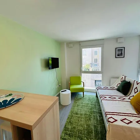 We Live In R - 203 Apartment